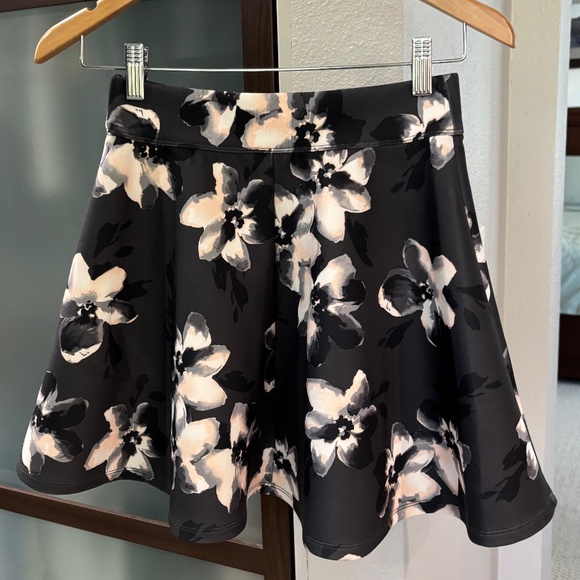 Hollister Scuba Skater Skirt - Gray Floral Size S - Picture 3 of 8